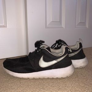 black and silver nike roshes